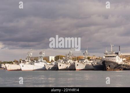 Russie. Sébastopol. Décembre 2020. Les navires ukrainiens arrêtés à Sébastopol. Un certain nombre de vieux navires de guerre. Navires ukrainiens dans la baie de Streletskaya, en se Banque D'Images