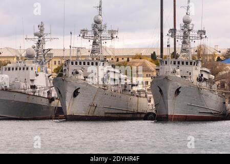 Russie. Sébastopol. Décembre 2020. Les navires ukrainiens arrêtés à Sébastopol. Un certain nombre de vieux navires de guerre. Navires ukrainiens dans la baie de Streletskaya, en se Banque D'Images