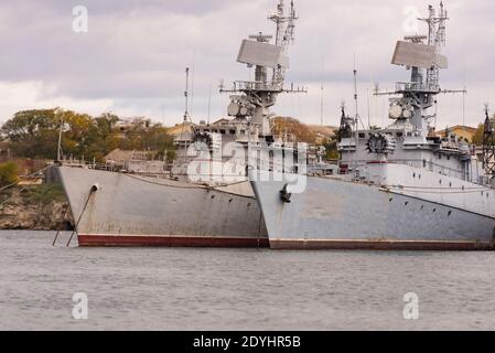 Russie. Sébastopol. Décembre 2020. Les navires ukrainiens arrêtés à Sébastopol. Un certain nombre de vieux navires de guerre. Navires ukrainiens dans la baie de Streletskaya, en se Banque D'Images