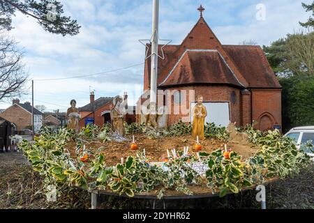 Fête de Noël et exposition de bardeaux à l'extérieur de l'église St Mary's, Ash Vale, Surrey, Royaume-Uni, en décembre 2020 Banque D'Images