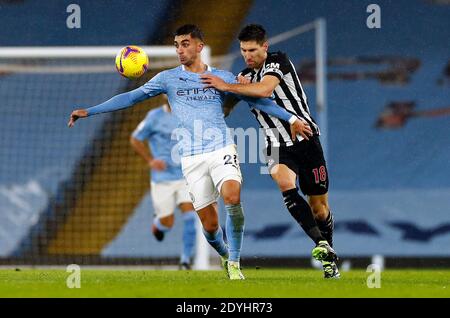 Ferran Torres de Manchester City et Federico Fernandez (à droite) de Newcastle United se battent pour le ballon lors du match de la Premier League au Etihad Stadium de Manchester. Banque D'Images