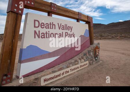 Ce panneau accueille les visiteurs du parc national de la Vallée de la mort, Californie, États-Unis. Il est situé à l'extrémité ouest du parc. Banque D'Images
