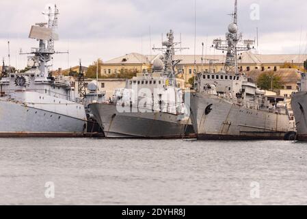 Russie. Sébastopol. Décembre 2020. Les navires ukrainiens arrêtés à Sébastopol. Un certain nombre de vieux navires de guerre. Navires ukrainiens dans la baie de Streletskaya, en se Banque D'Images