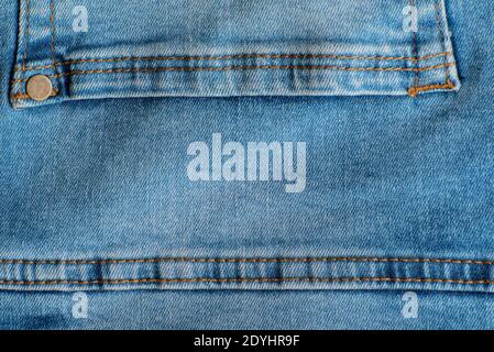 Poche arrière en Jean à gros plan. Bleu denim. Coutures sur un Jean. Rivets. Banque D'Images