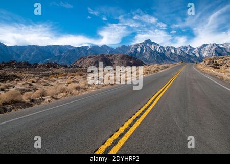 Alabama Hills, Californie, États-Unis offre une vue sur le mont Whitney, le point le plus haut du bas des États-Unis, et un visage clown peint sur un gros rocher. Banque D'Images