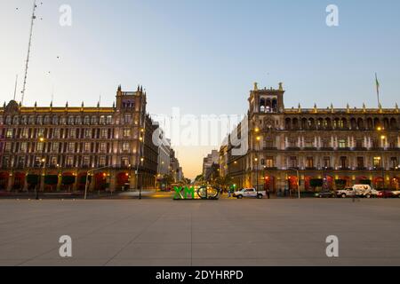 Les bâtiments du District fédéral et l'Avenida 20 de Noviembre sur la place de la Constitution Zocalo au lever du soleil, Mexico CDMX, Mexique. Centre historique de Mexico C Banque D'Images