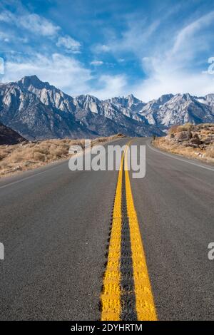 Alabama Hills, Californie, États-Unis offre une vue sur le mont Whitney, le point le plus haut du bas des États-Unis, et un visage clown peint sur un gros rocher. Banque D'Images