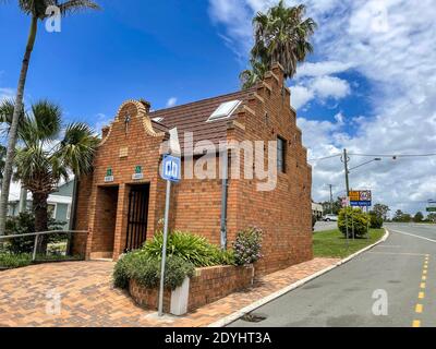 Vue sur les toilettes historiques art déco de l'arrêt car dans la rue principale de la ville rurale de Kilcoy, Queensland, Australie Banque D'Images