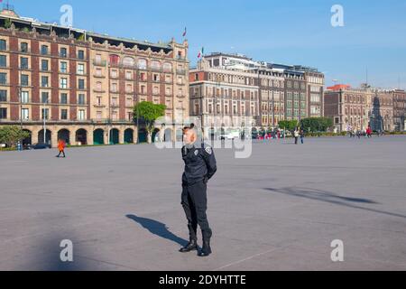 Police en service sur la place de la Constitution Zocalo, Mexico CDMX, Mexique. Le centre historique de Mexico est un site classé au patrimoine mondial de l'UNESCO depuis 1987. Banque D'Images