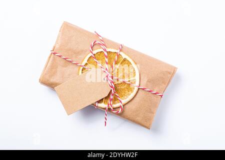 Noël vacances zéro déchet papier cadeau emballage avec fruits secs et balise Banque D'Images