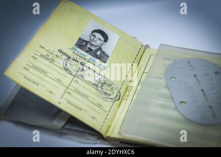 Carte de service militaire d'un soldat de la NVA de Temps GDR Banque D'Images