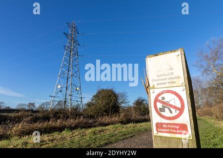 Lignes électriques aériennes, et danger et aucun péché de pêche près de Kinoulton Swing (BR29), Grantham Canal, Kinoulton, Notinghamshire Banque D'Images