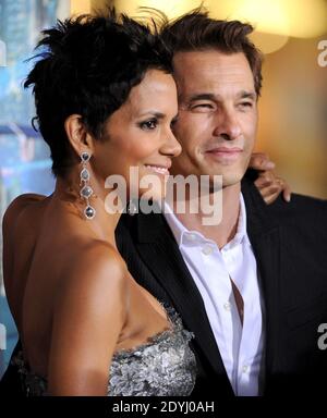 Halle Berry est enceinte de son deuxième enfant, a confirmé sa porte-parole le vendredi 5 avril 2013. L'actrice Oscar de 46 ans et son fiancé français Olivier Martinez ont leur premier enfant ensemble. La paire partage déjà la garde partielle de Nahla, cinq ans, de Halle, qu'elle avait avec l'ancien ami Gabriel Aubry. Photo du fichier : Halle Berry et Olivier Martinez arrivant à Warner Bros. Photos 'Cloud Atlas' première au Grauman's Chinese Theatre à Los Angeles, CA, Etats-Unis le 24 octobre 2012. Photo de Lionel Hahn/ABACAPRESS.COM Banque D'Images