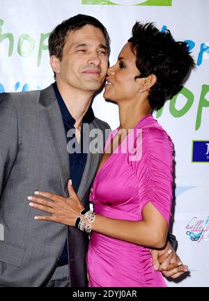 Halle Berry est enceinte de son deuxième enfant, a confirmé sa porte-parole le vendredi 5 avril 2013. L'actrice Oscar de 46 ans et son fiancé français Olivier Martinez ont leur premier enfant ensemble. La paire partage déjà la garde partielle de Nahla, cinq ans, de Halle, qu'elle avait avec l'ancien ami Gabriel Aubry. Photo du dossier : Olivier Martinez et Halle Berry assistent au Gala des Silver Rose Awards qui s'est tenu à l'hôtel Beverly Hills de Los Angeles, CA, Etats-Unis, le 17 avril 2011. Photo de Lionel Hahn/ABACAPRESS.COM Banque D'Images