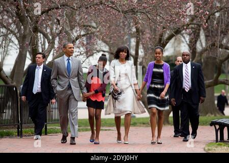 LE président AMÉRICAIN Barack Obama, la fille Sasha, la première dame Michelle Obama et la fille Malia marchent de la Maison Blanche à travers Lafayette Park sur leur chemin pour le service annuel de Pâques à l'église épiscopale St John à Washington, DC, Etats-Unis le 31 mars 2013. Photo de Drew Angerer/Pool/ABACAPRESS.COM Banque D'Images