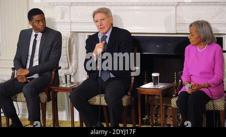 L'acteur Harrison Ford parle de Chadwick Boseman(L) et Rachel Robinson, veuve de Jackie Robinson(R), lors d'un atelier étudiant interactif avec le casting et l'équipage du film 42 dans la salle à manger de l'État à la Maison Blanche le 2 avril 2013 à Washington, DC. Photo par Olivier Douliery/ABACAUSA.com Banque D'Images