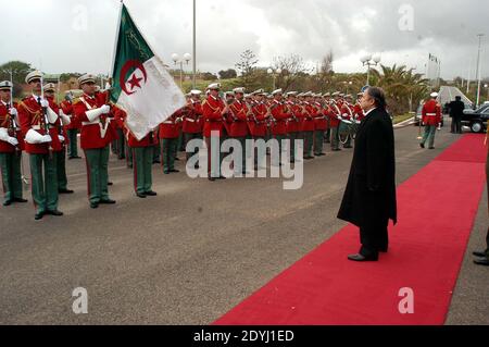 Photo du dossier datée du 19 avril 2004, le président algérien Abdelaziz Bouteflika examine la garde à Alger, en Algérie. Photo de Zinou Zebar/ABACAPRESS.COM Banque D'Images