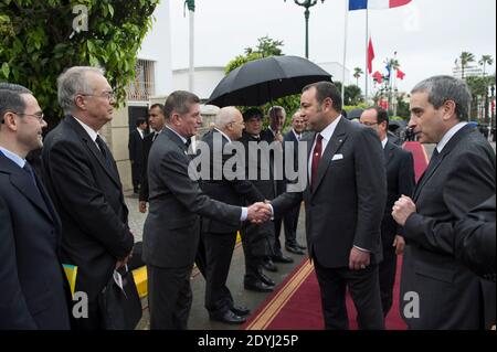 Le roi Mohammed VI (2e R) du Maroc s'est mis à la main avec le général français Benoit Puga (3e L), chef d'état-major du Président de la République, à côté des conseillers diplomatiques du Président français François Hollande Paul Jean-Ortiz (2e L) et Romain Nadal (L) lors de la visite de deux jours de Hollande à Casablanca le 3 avril 2013. Photo de Bertrand Langlois/Pool/ABACAPRESS.COM Banque D'Images