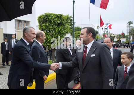 Le roi Mohammed VI (R) du Maroc se met en contact avec Guillaume Pepy, le directeur de la SNCF, lors de la visite de deux jours du président français à Casablanca le 3 avril 2013. Photo de Bertrand Langlois/Pool/ABACAPRESS.COM Banque D'Images