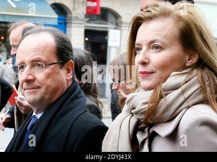 La dernière édition de l'hebdomadaire tabloïd Closer comprend sept pages de révélations et de photos sur l'affaire présumée du président Hollande avec Julie Gayet. Mme Gayet, 41 ans, est une actrice de télévision et de cinéma établie qui est apparue dans plus de 50 films. Des rumeurs de leur relation présumée circulent sur Internet depuis de nombreux mois. Le président français François Hollande dit qu'il envisage de poursuivre le magazine. Photo du dossier : le président français François Hollande, flanqué de sa partenaire Valérie Trierwieler, marche dans les rues de Tulle, dans le sud de la France, le 6 avril 2013. Les critiques ont ro Banque D'Images