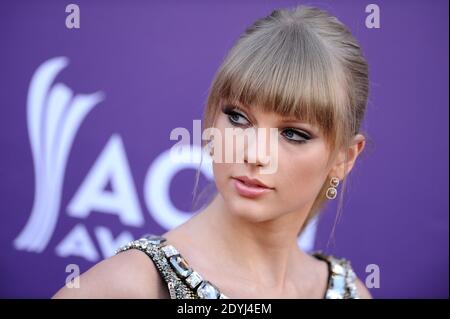 Taylor Swift arrive au 48e prix annuel de l'Academy of Country Music, qui a eu lieu au MGM Grand Hotel and Casino de Las Vegas, NV, États-Unis, le 7 avril 2013. Photo de Lionel Hahn/ABACAPRESS.COM Banque D'Images