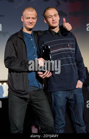Gustav Dyekjaer Giese et Oscar Dyekjaer Giese lauréats ex aequo du Prix du jury avec le film 'Northwest' et les lauréats du Prix des critiques participant à la cérémonie de clôture du 5e 'Festival du film Policier' à Beaune, France, le 07 avril 2013. Photo d'Aurore Marechal/ABACAPRESS.COM Banque D'Images