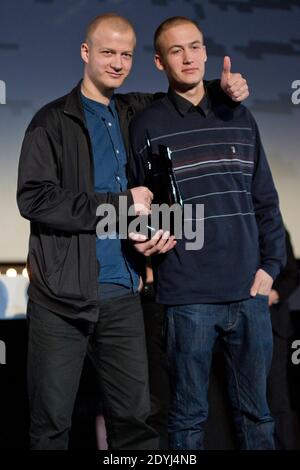Gustav Dyekjaer Giese et Oscar Dyekjaer Giese lauréats ex aequo du Prix du jury avec le film 'Northwest' et les lauréats du Prix des critiques participant à la cérémonie de clôture du 5e 'Festival du film Policier' à Beaune, France, le 07 avril 2013. Photo d'Aurore Marechal/ABACAPRESS.COM Banque D'Images