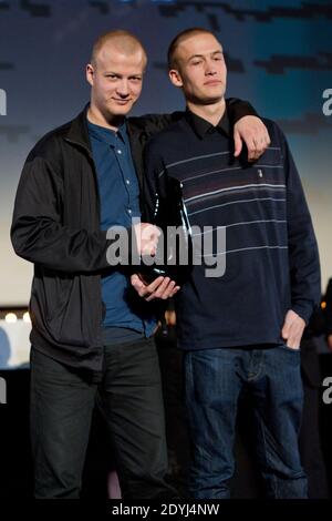 Gustav Dyekjaer Giese et Oscar Dyekjaer Giese lauréats ex aequo du Prix du jury avec le film 'Northwest' et les lauréats du Prix des critiques participant à la cérémonie de clôture du 5e 'Festival du film Policier' à Beaune, France, le 07 avril 2013. Photo d'Aurore Marechal/ABACAPRESS.COM Banque D'Images
