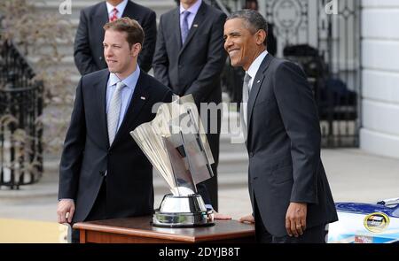 Le président Barack Obama pose avec Brad Keselowski lors d'une cérémonie en l'honneur de son championnat NASCAR Sprint Cup Series dans la pelouse sud de la Maison Blanche à Washington, DC, Etats-Unis, le 16 avril 2013. Photo par Olivier Douliery/ABACAPRESS.COM Banque D'Images