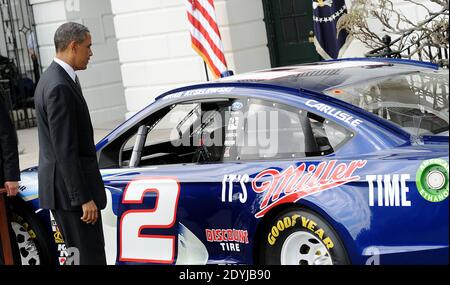 Le président Barack Obama regarde la voiture de Brad Keselowski lors d'une cérémonie en l'honneur de son championnat NASCAR Sprint Cup Series dans la pelouse sud de la Maison Blanche à Washington, DC, USA, le 16 avril 2013. Photo par Olivier Douliery/ABACAPRESS.COM Banque D'Images