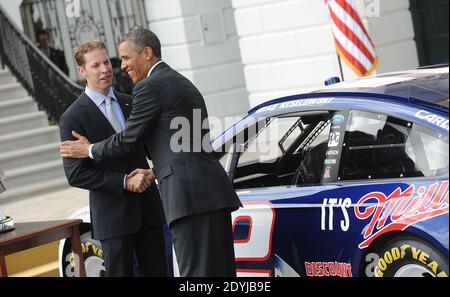 Le président Barack Obama félicite Brad Keselowski lors d'une cérémonie qui a eu lieu le 16 avril 2013, en l'honneur de son championnat NASCAR Sprint Cup Series dans la pelouse sud de la Maison Blanche à Washington, DC, USA. Photo par Olivier Douliery/ABACAPRESS.COM Banque D'Images