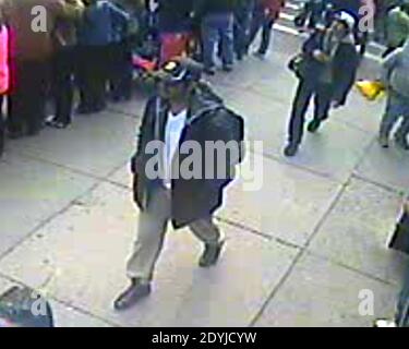 Le FBI a publié aujourd'hui, le 18 avril 2013, des photos de deux suspects recherchés dans le cadre de l'explosion mortelle à la ligne d'arrivée du marathon de Boston le 15 avril. Les images présentent le suspect 1 portant un chapeau noir et le suspect 2 portant un chapeau blanc. Photo par FBI via ABACAPRESS.COM Banque D'Images