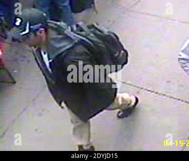 Le FBI a publié aujourd'hui, le 18 avril 2013, des photos de deux suspects recherchés dans le cadre de l'explosion mortelle à la ligne d'arrivée du marathon de Boston le 15 avril. Les images présentent le suspect 1 portant un chapeau noir et le suspect 2 portant un chapeau blanc. Photo par FBI via ABACAPRESS.COM Banque D'Images