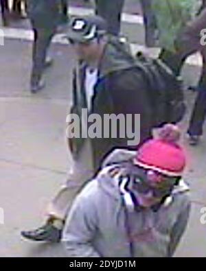 Le FBI a publié aujourd'hui, le 18 avril 2013, des photos de deux suspects recherchés dans le cadre de l'explosion mortelle à la ligne d'arrivée du marathon de Boston le 15 avril. Les images présentent le suspect 1 portant un chapeau noir et le suspect 2 portant un chapeau blanc. Photo par FBI via ABACAPRESS.COM Banque D'Images