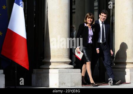 Anne Lauvergeon, ancienne PDG française d'Areva, récemment nommée à la tête de la commission "innovation 2030" pour la technologie et l'industrie, et Arnaud Montebourg, ministre français de la reprise industrielle, quittent l'Elysee Presidential Palace après la commission "innovation 2030" à Paris, le 19 avril 2013. Photo de Stephane Lemouton/ABACAPRESS.COM Banque D'Images