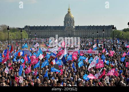 Les activistes du mariage homosexuel prennent part à une manifestation du mouvement du mariage homosexuel la Manif pour tous (Démo pour tous) à Paris, France, le 21 avril 2013. Des dizaines de milliers d'opposants à un projet de loi sur le mariage gay ont convergé aujourd'hui dans une tentative ultime de bloquer la législation, sous l'œil vigilant de la police après les violences récentes. Photo de Thierry Plessis/ABACAPRESS.COM Banque D'Images