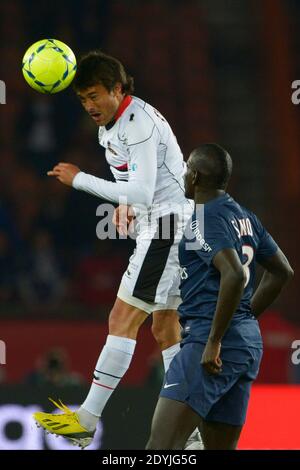 Mamadou Sakho du PSG a affronté Dario Cvitanich de Nice lors du match de football de la première Ligue française, PSG vs Nice à Paris, France, le 21 avril 2013. PSG a gagné 3-0. Photo de Henri Szwarc/ABACAPRESS.COM Banque D'Images