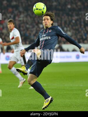 Maxwell du PSG lors du match de football de la première Ligue française PSG vs Nice au stade du Parc des Princes à Paris, en France, le 21 avril 2013. PSG a gagné 3-0. Photo de Christian Liewig/ABACAPRESS.COM Banque D'Images