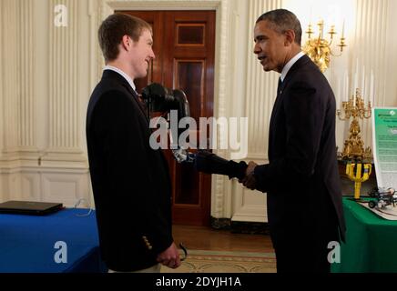 Le président Barack Obama serre la main avec un bras robotique, créé et présenté par le deuxième prix à International Science and Engineering Fari, Easton LaChappelle, de Mancos Colorado dans la salle à manger de l'État de la Maison Blanche lors de la Foire scientifique de la Maison Blanche à Washington, DC, Etats-Unis, le 22 avril 2013. La Foire des sciences de la Maison Blanche célèbre les lauréats d'un large éventail de concours de sciences, de technologie, d'ingénierie et de mathématiques (STEM) de partout au pays. La première Foire scientifique de la Maison Blanche a eu lieu à la fin de 2010. Photo par Aude Guerrucci/Pool/ABACAPRESS.COM Banque D'Images