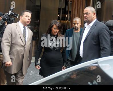 Enceinte Kim Kardashian avec son petit ami Kanye West quittez l'hôtel Trump Soho à New York, NY le 23 avril 2013.photo par Charles Guerin/ABACAPRESS.COM Banque D'Images