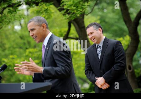 Jeff Charbonneau, professeur de sciences au lycée de Zillah, Washington, lauréat du 63e Prix national de l'enseignant de l'année, se penche sur le Président Barack Obama qui parle dans le jardin de roses de la Maison Blanche à Washington, DC, USA le 23 avril 2013. Photo par Olivier Douliery/ABACAUSA.com Banque D'Images