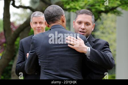 Jeff Charbonneau, professeur de sciences au lycée de Zillah, Washington, reçoit le 63e Prix national de l'enseignant de l'année du président Barack Obama en tant que secrétaire à l'éducation, Arne Duncan regarde à la Maison Blanche à Washington, DC, USA le 23 avril 2013. Photo par Olivier Douliery/ABACAUSA.com Banque D'Images