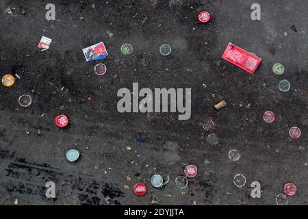 Des capsules et des emballages joncent le sol d'une rue du centre-ville du Caire Banque D'Images