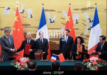 Le ministre français de l'Agriculture, Stéphane le Foll, l'ambassadeur de France, Sylvie Bermann, le président français, François Hollande, et son homologue chinois, Xi Jinping, participent à une cérémonie de signature au Grand Hall du peuple de Beijing, en Chine, le 25 avril 2013. Le président français François Hollande est venu en Chine pour une visite d'État de deux jours à partir de Pékin et à la fin à Shanghai . Photo de Nicolas Gouhier/ABACAPRESS.COM Banque D'Images