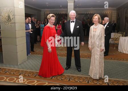 La reine Sonja de Norvège assiste avec Edward Gallagher, président de la Fondation américano-scandinave au dîner de gala du printemps 2013 à l'hôtel Pierre de New York, NY, USA le 26 avril 2013. Photo de Charles Guerin/ABACAPRESS.COM Banque D'Images