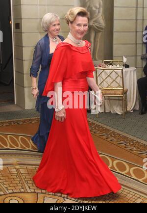 La reine Sonja de Norvège assiste avec Edward Gallagher, président de la Fondation américano-scandinave au dîner de gala du printemps 2013 à l'hôtel Pierre de New York, NY, USA le 26 avril 2013. Photo de Charles Guerin/ABACAPRESS.COM Banque D'Images