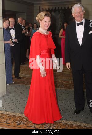 La reine Sonja de Norvège assiste avec Edward Gallagher, président de la Fondation américano-scandinave au dîner de gala du printemps 2013 à l'hôtel Pierre de New York, NY, USA le 26 avril 2013. Photo de Charles Guerin/ABACAPRESS.COM Banque D'Images