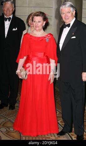 La reine Sonja de Norvège assiste avec Edward Gallagher, président de la Fondation américano-scandinave au dîner de gala du printemps 2013 à l'hôtel Pierre de New York, NY, USA le 26 avril 2013. Photo de Charles Guerin/ABACAPRESS.COM Banque D'Images