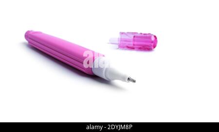 Correcteur de stylo rose sur fond blanc. Photo de haute qualité Banque D'Images