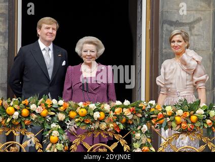 Le nouveau roi hollandais Willem-Alexander, l'Altesse Royale la princesse Beatrix et la reine Maxima se déferleront du balcon du Palais Royal sur la place du Dam à Amsterdam, aux pays-Bas, le 30 avril 2013. Photo d'Alain Gil-Gonzalez/ABACAPRESS.COM Banque D'Images